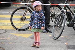 Bilder von unterwegs: Eindrücke von der Laufstrecke und auf Nebenschauplätzen. (Bild: Claude Hagen/LZ)