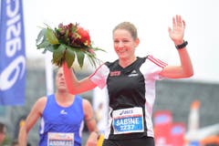 Sabine Hauswirt siegt bei den Frauen im Halbmarathon. (Bild: Dominik Wunderli/LZ)
