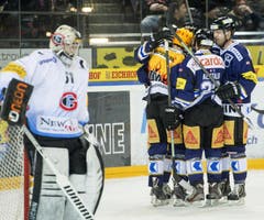 Die Spieler des EV Zug jubeln. Der junge Fribourger Goalie Kevin Huber ist geschlagen. (Bild: Keystone)