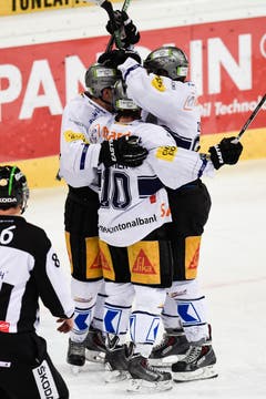 Torschütze Nico Dünner, Dominic Lammer und Sandro Zangger (von links) jubeln nach dem 0:1 von Zug. (Bild: Keystone)