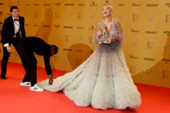 Popstar Sängerin Rita Ora ("Body on Me"), jetzt ebenfalls stolze Besitzerin eines Bambi, trat in einem ausgefallenen Fransen-Kleid auf. (Bild: AP / Markus Schreiber)