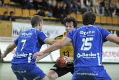 Kein Durchkommen: Der St. Galler Alex Usik (Mitte) bleibt in der Abwehr von Daniel Schmid (links) und Fabio Baviera hängen. (Bild: Keystone / Regina Kühne)