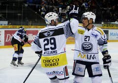 Ambri-Jubel nach dem 1:1. Im Bild Jason Williams (links) und Richard Park. (Bild: Keystone)
