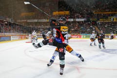 Berns Tristan Scherwey, vorne, im Kampf mit Zugs Dominik Schlumpf. (Bild: Keystone/PETER KLAUNZER)