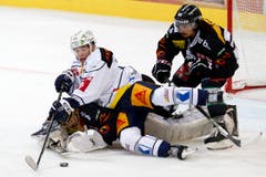 Zugs Reto Suri im Kampf mit Berns Torhueter Leonardo Genoni, unten, und Eric Blum, rechts. (Bild: Keystone/PETER KLAUNZER)