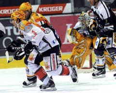Zugs Damien Brunner (im Vordergrund) gegen Jaroslav Bednar. (Bild: Keystone/Karl Mathis)