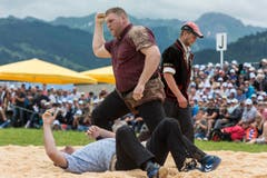 Der Berner Christian Stucki jubelt nach seinem Sieg über den Innerschweizer Hansjörg Gloggner. (Bild: kEYSTONE / ALESSANDRO DELLA VALLE)