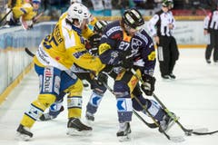 Der Davoser Stuermer Marc Wieser, links, im Spiel gegen den Zuger Stuermer Josh Holden. (Bild: Keystone)