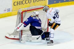 Kloten Flyers Torhueter Martin Gerber, links, bleibt Sieger gegen EV Zug Stuermer Reto Suri beim Penaltyschiessen waehrend dem Eishockey-Meisterschaftsspiel der National League A zwischen den Kloten Flyers und dem EV Zug am Freitag, 31. Oktober 2014, in der Kolping Arena in Kloten. (KEYSTONE/Patrick B. Kraemer) (Bild: PATRICK B. KRAEMER)