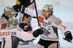Die Zuger Josh Holden, Dominic Lammer und Fabian Schnyder (von links) jubeln. (Bild: Keystone)