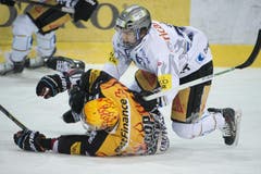 Zugs Samuel Erni (rechts) gegen Fribourgs Benjamin Plüss. (Bild: Keystone)