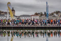 Die Läufer und Läuferinnen trotztem den kalten Wetter. (Bild: Pius Amrein (LZ))