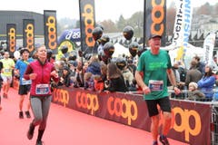 Einige der 10'000 Siegerinnen und Sieger beim Zieleinlauf. (Bild: Ramona Geiger/ Claude Hagen/LZ)
