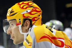Der Zuger Topskorer Damien Brunner schaut zu. (Bild: Keystone)