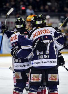 Die Zuger Sven Lindemann, links, Damien Brunner, Mitte, und Josh Holden, rechts, jubeln. (Bild: Keystone)