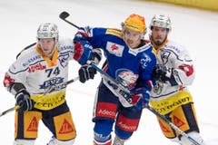 Roman Wick, Mitte, im Spiel gegen Zugs Johann Morant, links, und Nolan Diem. (Bild: Urs Flüeler/Keystone)