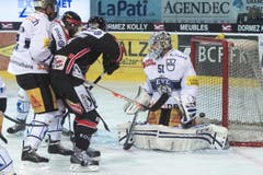 Fribourgs Gregory Mauldin (Mitte hinten) erziehlt das 1:0 gegen Zugs Goalie Tobias Stephan. (Bild: Keystone)