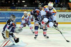 Polak Vojtech (rechts) gegen Goalie Jussi Markkanen (links) und Andy Wozniewski. (Bild: Keystone)