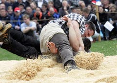 Der beste Zuger Schwinger: Franz Föhn vom Schwingclub Aegerital, hier gegen Beat Kennel. (Bild: Werner Schelbert / Neue ZZ)