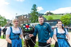 Christian Schuler mit dem Siegermuni Viktor und den Ehrendamen. (Bild: Roger Grütter / Neue LZ)