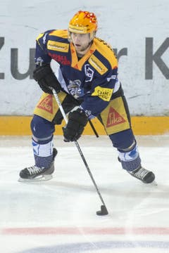Zugs Top Scorer Pierr-Marc Bouchard kontrolliert den Puck. (Bild: Keystone)