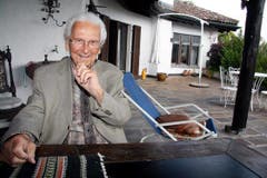Walter Roderer vor seinem Haus in Illnau. (Bild: Archiv Neue LZ)