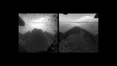 Auf der Kamera, die am vorderen Teil des Mars-Rovers befestigt ist, befand sich zunächst ein Staubschutz auf der Linse. Diese Aufnahmen zeigen die Aussicht vor und nach der Entnahme dieser Hülle. Am Horizont wartet der «Mount Sharp» – das Fernziel von «Curiosity». (Bild: Nasa / JPL-Caltech)
