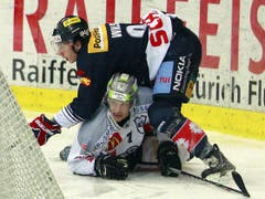 Kloten Flyers Stürmer Samuel Walser, oben, gegen EV Zug Stuermer Björn Christen.
