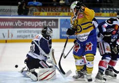 Der Davoser Gregory Sciarone (mitte) scheitert an EVZ Goalie Jussi Markkanen (links). (Bild: Keystone/Sigi Tischler)