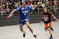 Leszek Starczan (rechts) hat das Nachsehen gegen den HCK-Spieler Boris Stankovic. (Bild: Roger Zbinden / Neue LZ)