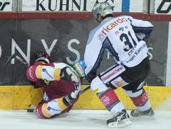Zugs Patrick Fischer (rechts) gegen Langnaus Lukas Haas. (Bild: Keystone)
