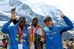 Sieger Gikuni Geoffrey Ndungu (Mitte), der Zweitplatzierte Petro Mamo und Viktor Roethlin als Dritter posieren für das Siegerfoto (Bild: Swiss Image / Remy Steinegger)