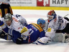 Eero Kilpeläinen (rechts) und Alessandro Chiesa (links) gegen Michael Liniger. (Bild: Keystone)