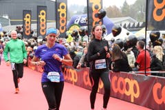 Einige der 10'000 Siegerinnen und Sieger beim Zieleinlauf. (Bild: Ramona Geiger/ Claude Hagen/LZ)