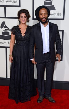epa04611210 Ziggy Marley (R) and Orly Agai arrive for the 57th annual Grammy Awards held at the Staples Center in Los Angeles, California, USA, 08 February 2015. EPA/MICHAEL NELSON (Bild: MICHAEL NELSON)