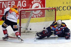 EV Zug-Stürmer Damien Brunner, links, trifft im Penaltyschiessen gegen Kloten Flyers Torhüter Ronnie Rueeger. (Bild: Keystone)