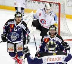 Josh Holden (rechts) und Sven Lindemann (links) feiern ein Tor. (Bild: Keystone/Urs Flüeler)