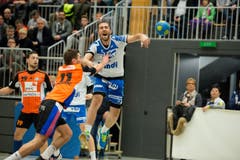 Boris Stankovic setzt sich gegen die Zürcher Abwehr durch. (Bild: Dominik Wunderli (Neue LZ))