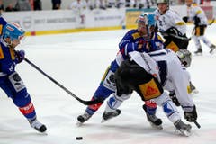 EV Zug Stuermer Robbie Earl, von rechts, gegen Kloten Flyers Stuermer Steve Kellenberger und Micki Dupont waehrend dem Eishockey-Meisterschaftsspiel der National League A zwischen den Kloten Flyers und dem EV Zug am Freitag, 31. Oktober 2014, in der Kolping Arena in Kloten. (KEYSTONE/Patrick B. Kraemer) (Bild: PATRICK B. KRAEMER)
