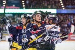 Jubel bei den Zugern Sven Senteler, Carl Klingberg und Jarkko Immonen (von links) nach dem 3:0. (Bild: Alexandra Wey / Keystone)