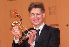 Tobias Moretti (ZDF-Drama "Im Zeugenhaus") ist mit einem Bambi ausgezeichnet worden. In der Kategorie "Schauspieler National" setzte er sich gegen Jonas Nay ("Tannbach - Schicksal eines Dorfes") und Alexander Fehling ("Im Labyrinth des Schweigens") durch. (Bild: EPA / Jörg Carstensen)