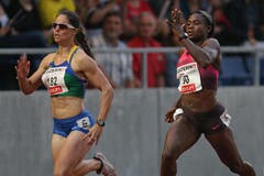 Anneisha Mclaughlin (rechts) gewinnt den 200m Lauf der Frauen vor Krasucki. (Bild: Philipp Schmidli / Neue LZ)