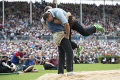 Kraftraubend: Martin Koch hält Matthias Sempach gut 50 Sekunden in die Höhe. (Bild: Keystone)