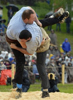 Adrian Laimbacher (links) gegen Andreas Ulrich im 5. Gang. (Bild: Keystone)