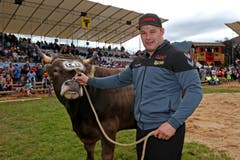 Christian Schuler posiert nach dem Sieg im Schlussgang mit dem Siegermuni. (Bild: Philipp Schmidli / Neue LZ)