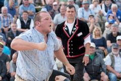 Sven Schurtenberger feiert kurz seinen Sieg, bevor er feststellt, dass Joel Wicki verletzt ist. (Bild: URS FLUEELER)