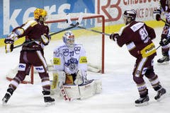 Genfs Cody Almond (rechts) und Alexandre Picard versuchen den Puck mit dem Stock ins Tor zu manövrieren. (Bild: Keystone)