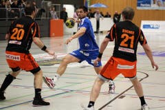 Benjamin Steiger vom HC Kriens findet die Lücke zwischen den Kadetten-Spielern Rares Jurca (links) und Elio Bucher. (Bild: Roger Zbinden / Neue LZ)