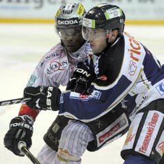 Corsin Casutt, rechts, im Zweikampf mit Clarence Kparghai. (Bild: Keystone)