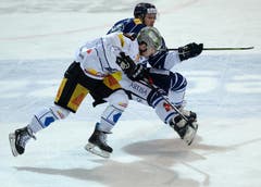 Ambris Jason Fuchs (hinten) und Zugs Nolan Diem kämpfen um den Puck. (Bild: Keystone / Samuel Golay)